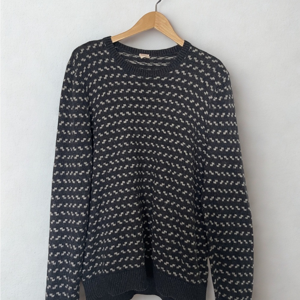 Hollister Navy and Cream Patterned Sweater